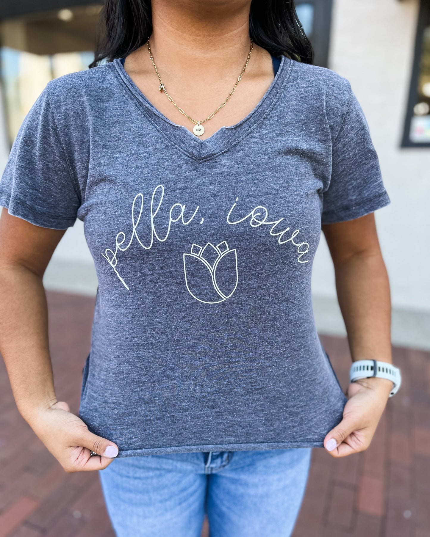 Pella Iowa Tulip V-Neck T-shirt