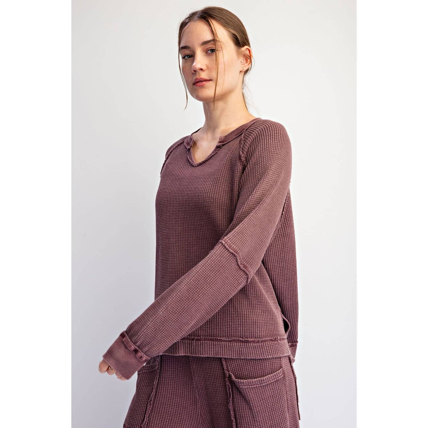 MINERAL WASHED WAFFLE RAGLAN LONG SLEEVE TOP