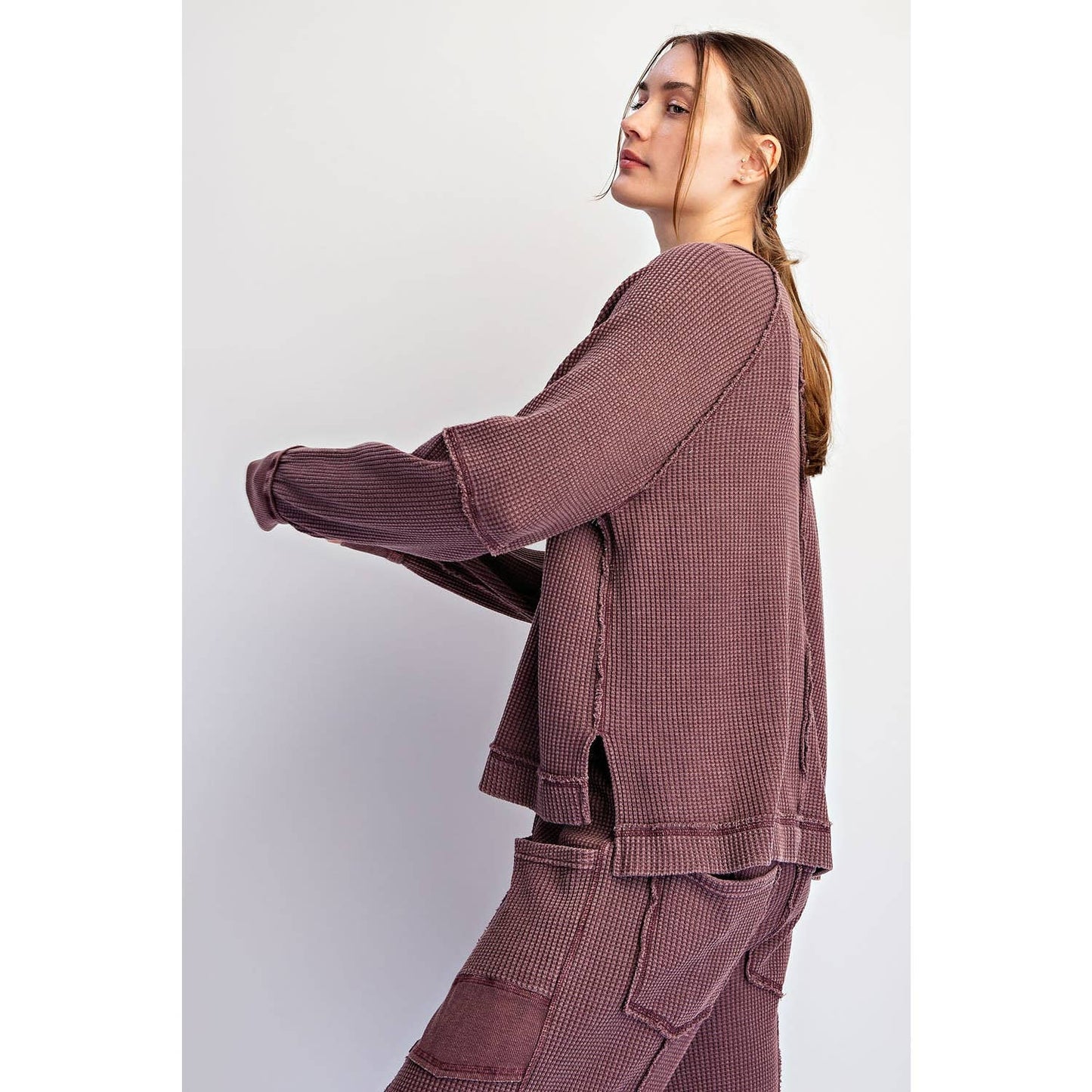 MINERAL WASHED WAFFLE RAGLAN LONG SLEEVE TOP