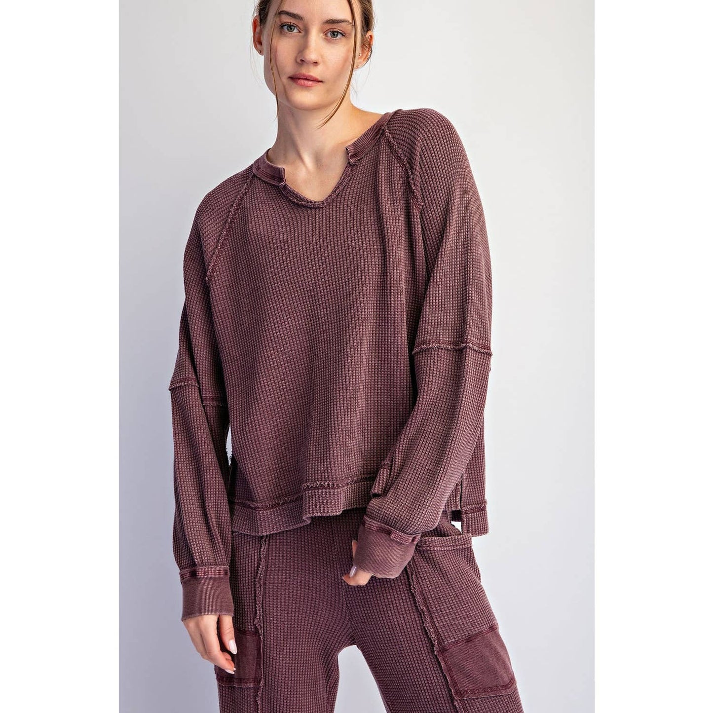 MINERAL WASHED WAFFLE RAGLAN LONG SLEEVE TOP